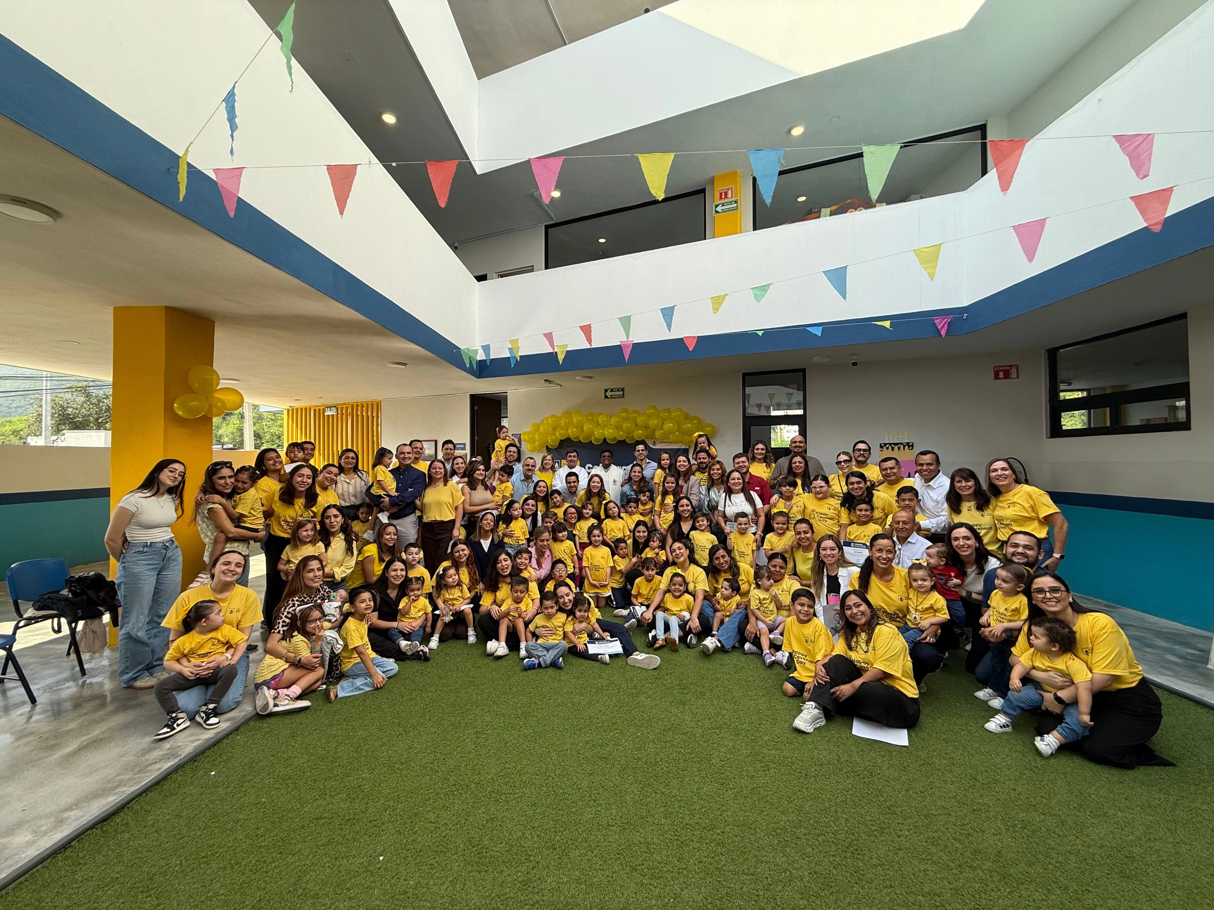 Familias y alumnos reunidos en el Colegio Monte Reina